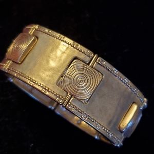 Goldtone medieval look stretch bracelet